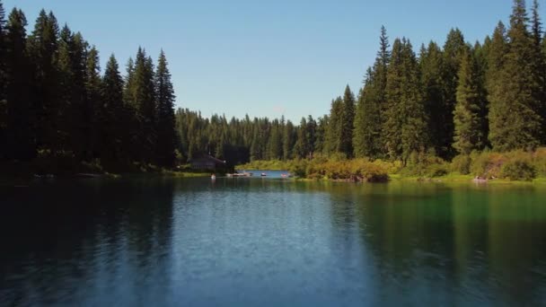 Oregon Aerial Volare Molto Basso Sopra Clear Lake Vicino Sisters — Video Stock