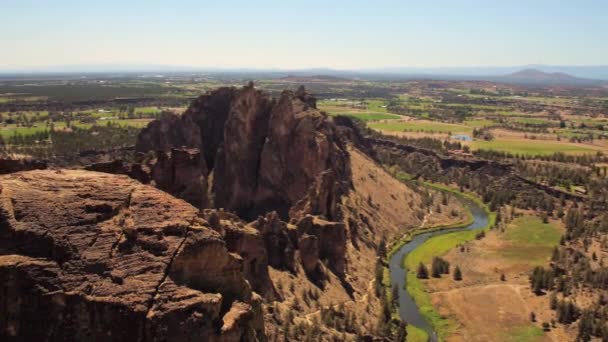Oregon Aerial V10 Flying Low Monkey Face Rock Smith Rocks — Stock Video