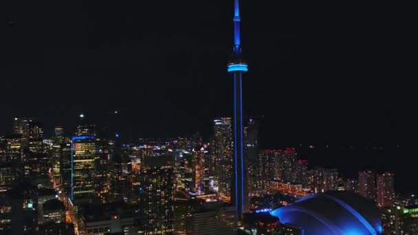 トロントオンタリオ航空V72が夜間に鳥の目で赤いCnタワーに接近 10月2017 — ストック動画