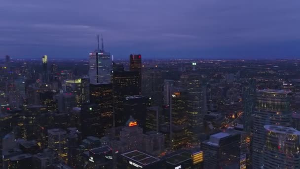 Toronto Ontario Aerial V51 Wspinaczka Panoramiczna Śródmieścia Zachodzie Słońca Tower — Wideo stockowe