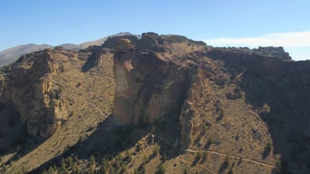 Oregon Aerial V24 Volando Bajo Alrededor Monkey Face Smith Rock — Vídeos de Stock