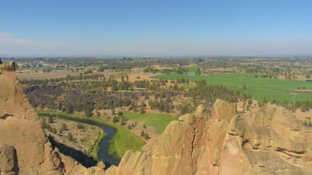 Oregon Aerial V23 Flyg Lågt Över Smith Rock Park Område — Stockvideo