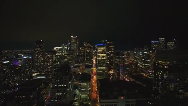 Toronto Ontario Aerial V60 Repüljön Belvároson Éjszaka Wellington West Útját — Stock videók