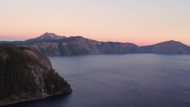 Oregon Aerial V16 Lecący Nisko Wokół Crater Lake Zachodzie Słońca — Wideo stockowe