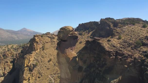 Oregon Aerial V26 Volando Bajo Alrededor Monkey Face Smith Rock — Vídeos de Stock