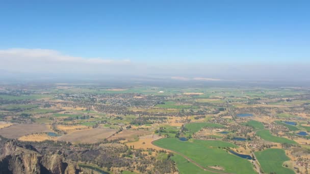 Oregon Aerial V27 Volando Alto Alrededor Smith Rock Parque Vistas — Vídeos de Stock