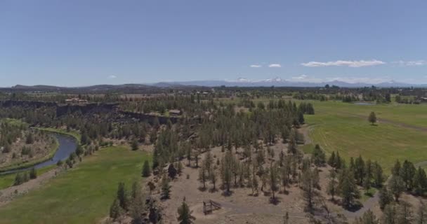 俄勒冈Aerial V30 Sweeping Pass Crooked River Western Side Smith Rock — 图库视频影像