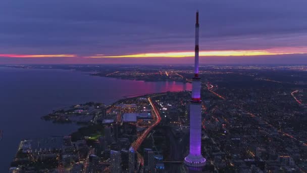 Toronto Ontario Aerial V52 Flying Reverse Tower Descending Cityscape View — Stock Video