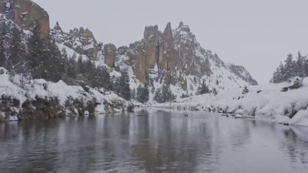 Oregon Aerial V39 Snel Laag Vliegend Besneeuwd Rivierlandschap Aan Westkant — Stockvideo