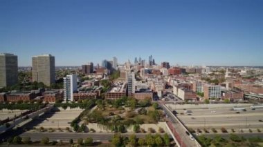 Philadelphia Pennsylvania Havacılık v21 Eski Şehir Rıhtımı üzerinde geriye doğru uçuyor şehir merkezinden uzaklaşıyor - Ekim 2017