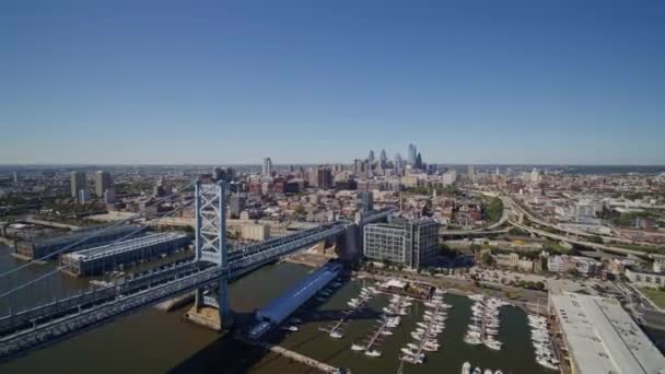 Philadelphie Pennsylvanie Aerial V23 Flying Away Side Ben Franklin Bridge — Video