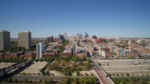 Philadelphia Pennsylvania Luchtfoto V21 Terugvliegend Old City Waterfront Stadsgezicht Wegrijdend — Stockvideo