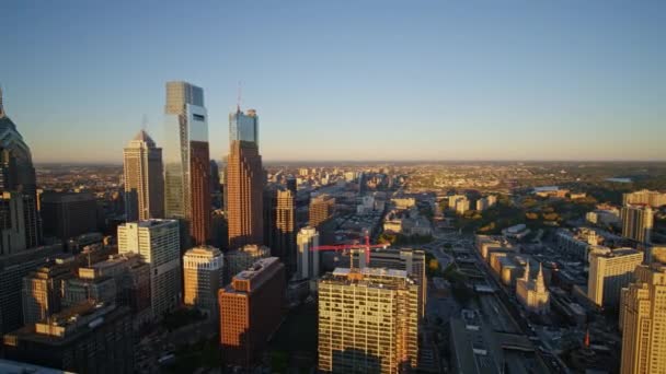 Philadelphia Pennsylvania Aerial V18 Panning Downtown Parkway View Mid Level — Stock Video