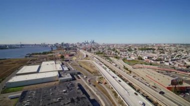 Philadelphia Pennsylvania Havayolları v19 Olde Richmond yakınlarındaki sanayi bölgesi etrafında dönüyor - Ekim 2017