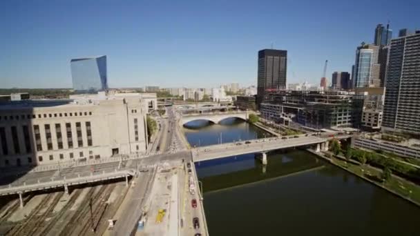 Philadelphia Pennsylvania Aerial V55 Vistas Ciudad Puente Largo Del Río — Vídeos de Stock