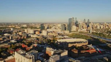 Philadelphia Pennsylvania Hava V81 Panning Üniversitesi üzerinden geriye doğru gidiyor - Ekim 2017