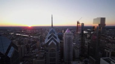 Philadelphia Pennsylvania Havacılık v93 gökdelene yakın bir yerde gün batımına doğru bakıyor - Ekim 2017