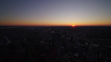 Philadelphia Pennsylvania Havacılık v94 Dark şehir merkezi ufuk çizgisi güneş batımının tamamlanmasına bakıyor - Ekim 2017
