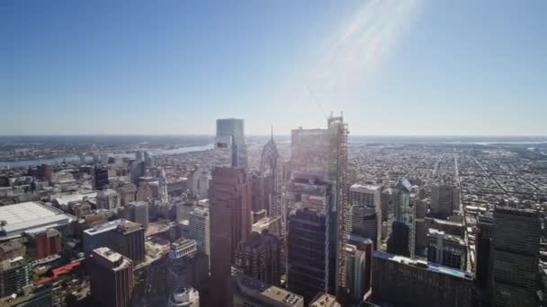 2017 Philadelphia Pennsylvania Aerial V63 Skyline Reverse View Logan Square — 비디오