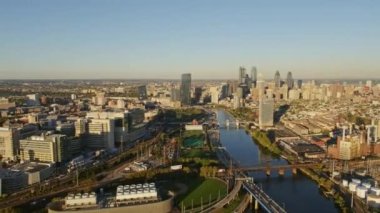 Philadelphia Havacılık v87 Panning Üniversite Şehir Hastanesi rıhtımında Devils Pocket, nehir ve şehir merkezi manzaralı