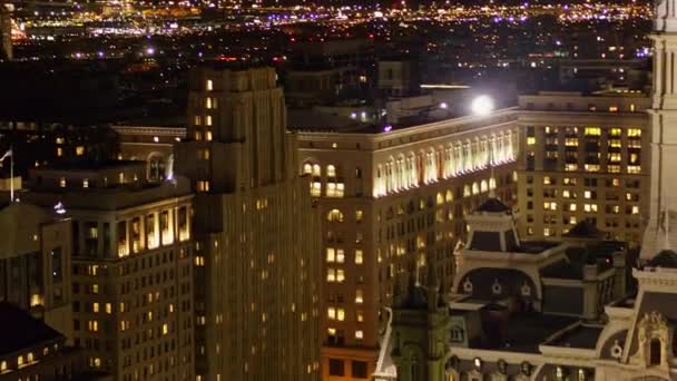 Philadelphia Pennsylvania Aerial V105 Városháza Környező Utcai Élet Madárszeme Éjjel — Stock videók