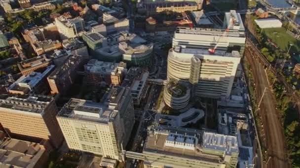 Filadelfia Pensylwania Aerial V84 Birdseye Perspektywa Szpitala Uniwersyteckiego Wstępujące Panning — Wideo stockowe