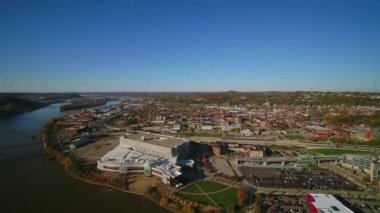 Pittsburgh Pennsylvania Havacılık v9 Panning Köprü ve Ohio nehir manzaralı Chateau bölgesi - Ekim 2017