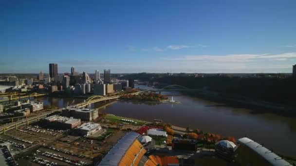 ピッツバーグペンシルベニア航空V8トップスタジアムを見下ろすダウンタウンのスカイラインからパンニング 10月2017 — ストック動画