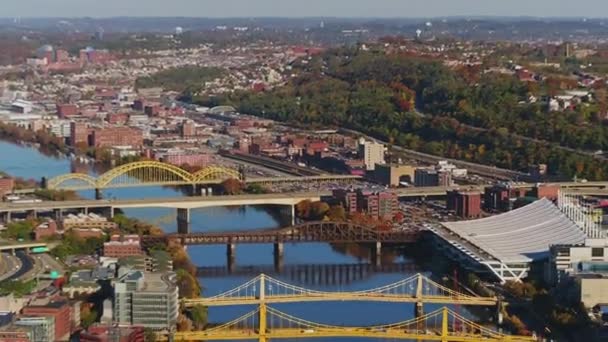 ピッツバーグペンシルバニア航空V16ブリックレッドパンニング鳥の目の街並と川と橋 10月2017 — ストック動画
