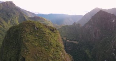 Aguas Calientes Peru Aerial v7 Dağlar ve Machu Picchu manzaraları ile şehrin üzerinde uçuyor - Nisan 2017