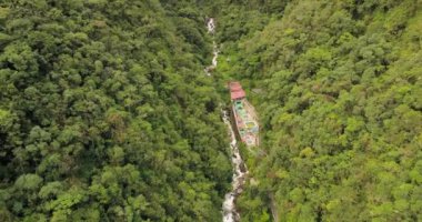 Aguas Calientes Peru Havacılık v11 Sıcak pınarlar üzerinde alçaktan uçuyor - Nisan 2017