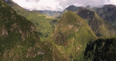 Aguas Calientes Peru Havayolları v15 Dağlar ve Machu Picchu manzaraları ile şehrin üzerinde uçuyor - Nisan 2017