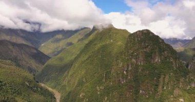 Aguas Calientes Peru Aerial v21 Dağlar ve Machu Picchu manzaraları ile şehrin üzerinde uçuyor - Nisan 2017