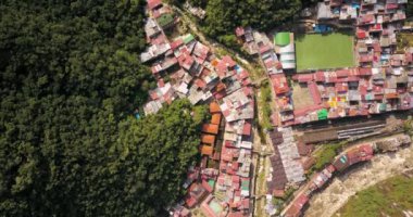 Aguas Calientes Peru Havacılık v22 Şehrin üzerinde uçuyor - Nisan 2017