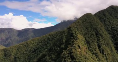 Aguas Calientes Peru Havacılık v19 Dağla ve Machu Picchu görüşleriyle şehrin üzerinde uçuyor - Nisan 2017