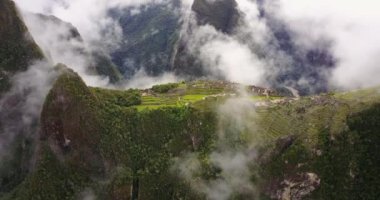 Machu Picchu Peru Havacılık v6 Birdeye bakış açısı antik harabeler üzerinde uçuyor - Nisan 2017