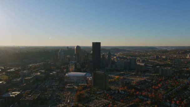 Pittsburgh Pennsylvania Aerial V24 Short Downtown Cityscape Ascending Approach Říjen — Stock video