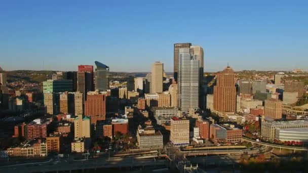 Pittsburgh Pensylwania Aerial V22 Panning Downtown Skyline City Scape Październik — Wideo stockowe