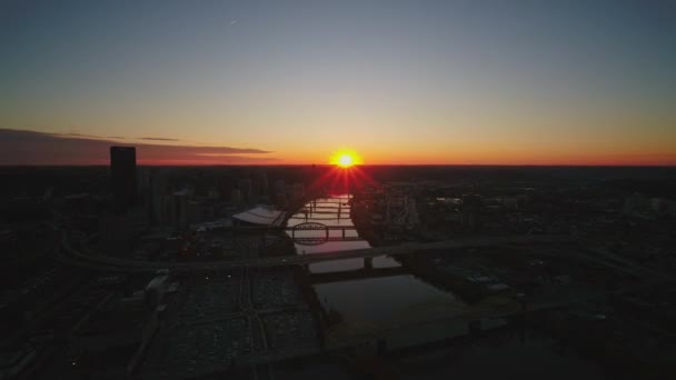 ピッツバーグペンシルベニア航空V30ダウンタウンの街並みを見下ろす夕日 10月2017 — ストック動画