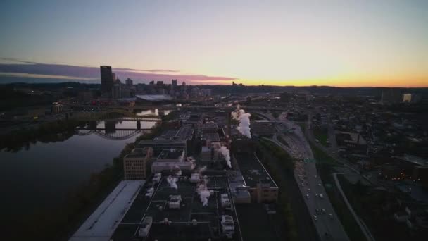 Pittsburgh Pennsylvania Aerial V32 Pennsylvania Сумерках Октябрь 2017 Года — стоковое видео