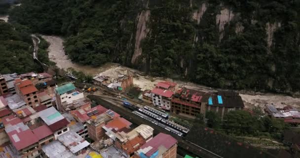 Aguas Calientes Peru Luchtfoto Laag Stad Treinstation Naar Beneden Vliegen — Stockvideo