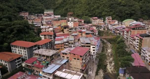 Aguas Calientes Perú Aerial V14 Volando Bajo Sobre Ciudad Río — Vídeos de Stock