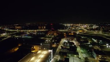 Providence Rhode Island Havacılık v10 Alçaktan inen gece panoramik şehir manzarası Mücevher Bölgesi etrafında dönüyor - Ekim 2017