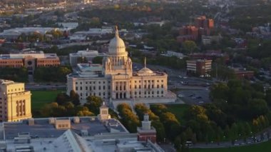 Providence Rhode Island Havacılık v21 Gün doğumunda başkent binasının etrafında dönüyor, kapat - Ekim 2017
