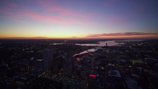 Providence Rhode Island Aerial V11 Sunrise Downtown Cityscape Odlétající Slunce — Stock video