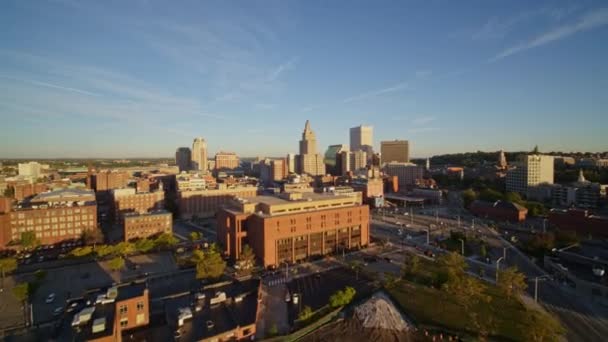 Providence Rhode Island Aerial V25 Flyger Genom Centrum Stadsbild Mot — Stockvideo