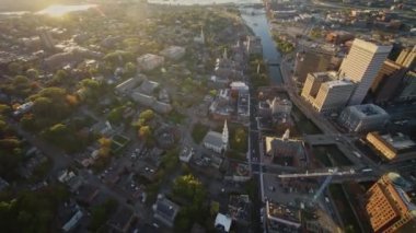 Providence Rhode Island Havacılık v27 Panning Birdseye College Hill Mahallesi nehir ve trafik manzaralı - Ekim 2017