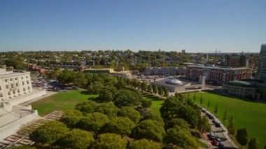 Providence Rhode Island Havayolları V39 Eyalet Binası önünde hızlı ve alçaktan College Hill 'e uçuyor - Ekim 2017