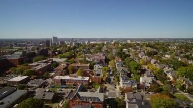 Providence Rhode Island Havacılık v41 College Hill ve kampüs üzerinde alçaktan uçuyor oditoryumdan şehir merkezine - Ekim 2017