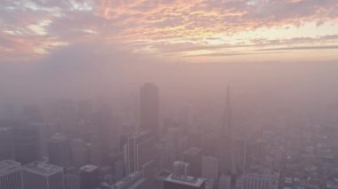 San Francisco Havacılık V88 Panning kuş bakışı batıdan güneye Financial District ve Embarcadero şehir manzaraları gün batımında - Aralık 2018
